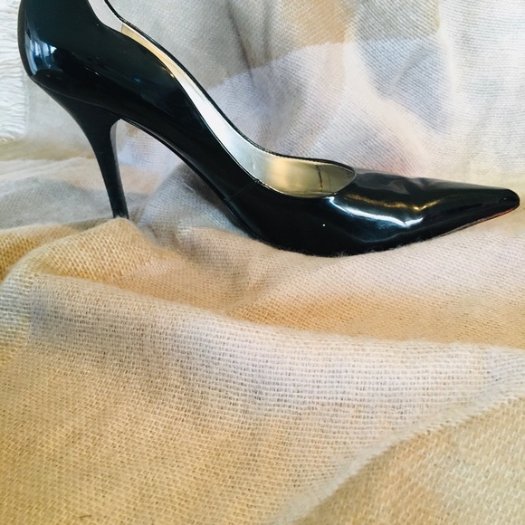 Guess Patent Leather Pumps - Picture 3 of 8
